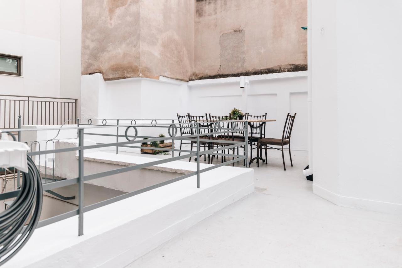 Monastiraki-Psiri, Old Town, 3-Bdr Apt, Sleep 6-10P, Spacious Court Yard Athena Bagian luar foto