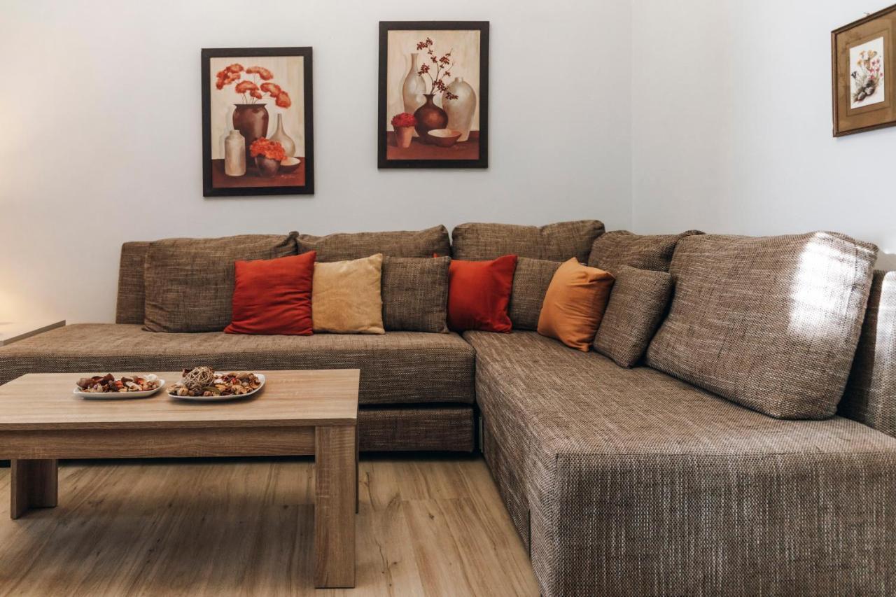 Monastiraki-Psiri, Old Town, 3-Bdr Apt, Sleep 6-10P, Spacious Court Yard Athena Bagian luar foto