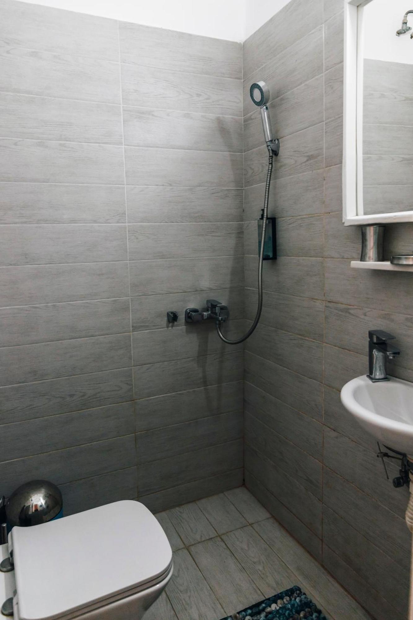 Monastiraki-Psiri, Old Town, 3-Bdr Apt, Sleep 6-10P, Spacious Court Yard Athena Bagian luar foto