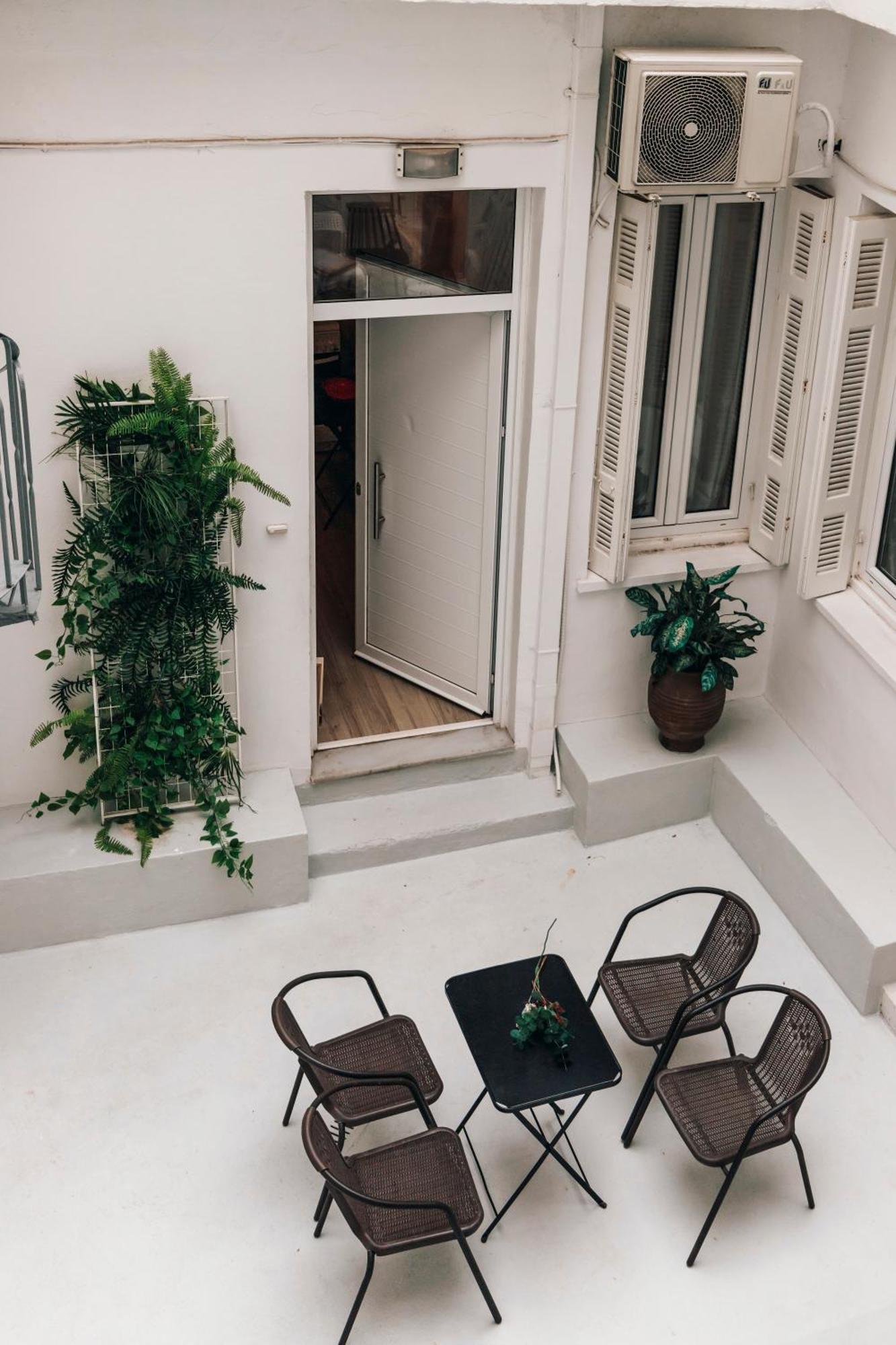 Monastiraki-Psiri, Old Town, 3-Bdr Apt, Sleep 6-10P, Spacious Court Yard Athena Bagian luar foto