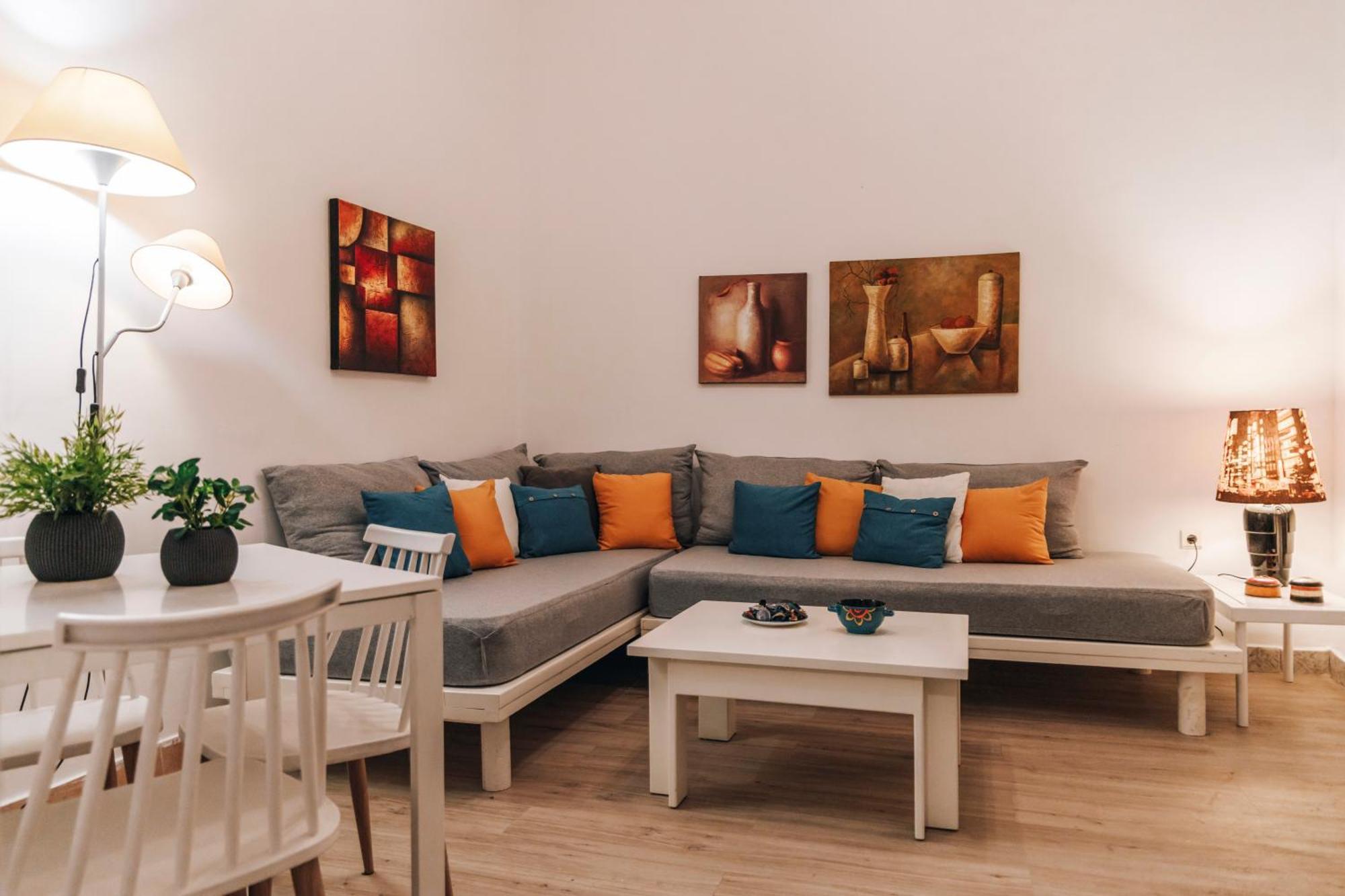 Monastiraki-Psiri, Old Town, 3-Bdr Apt, Sleep 6-10P, Spacious Court Yard Athena Bagian luar foto
